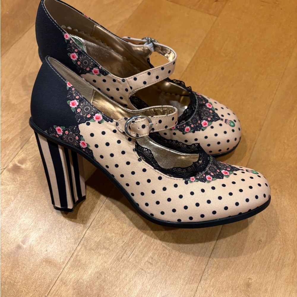 Elegant Floral Mary Jane Heels - Picture 2 of 7